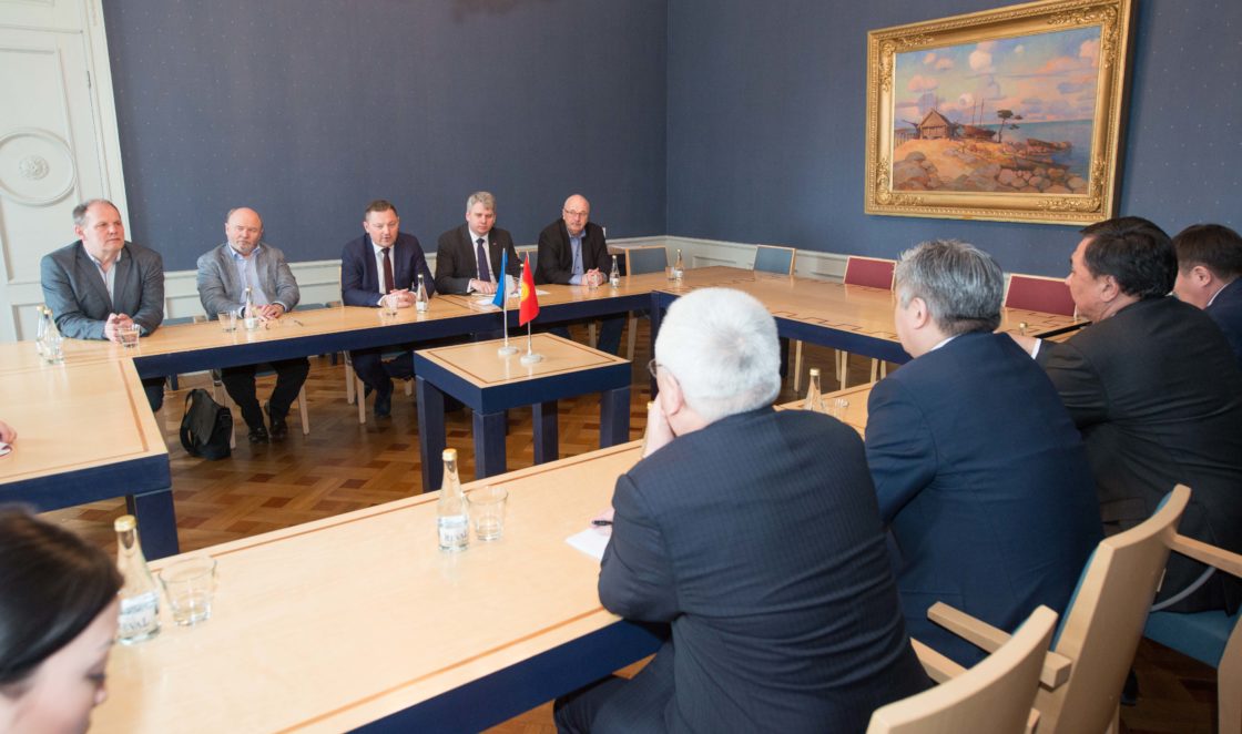 Eesti-Kõrgõzstani parlamendirühm kohtus Kõrgõzstani välisministri Erlan Abdyldaeviga